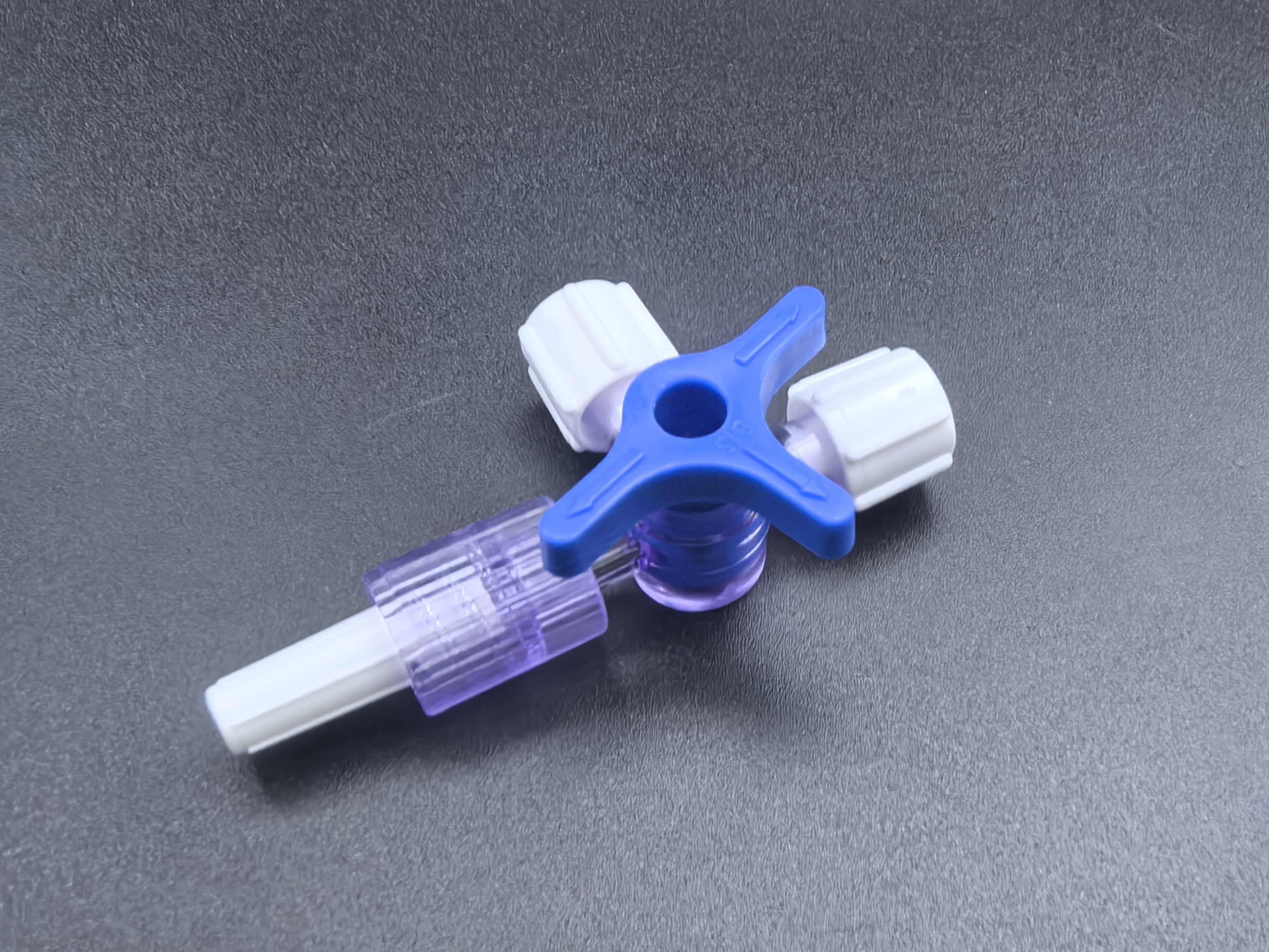 El pináculo de la precisión: dentro del mundo de los moldes para conectores intravenosos médicos