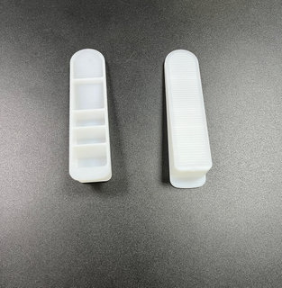 Contenedores de almacenamiento de moldeo por inyección de plástico con compartimentos separados y rayas verticales blancas