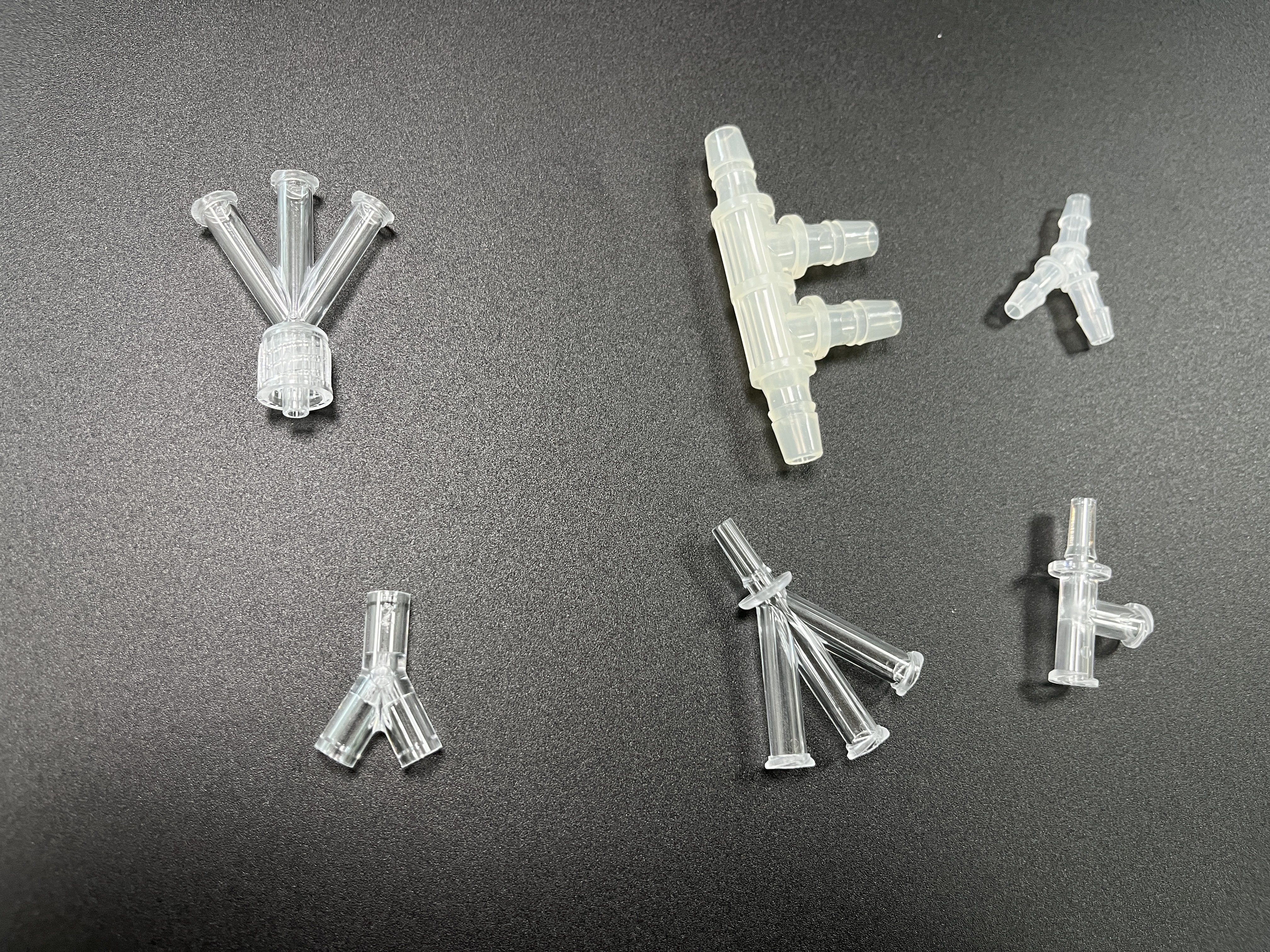 Recubrimientos UV versus PU: elección del acabado adecuado para sus piezas de plástico