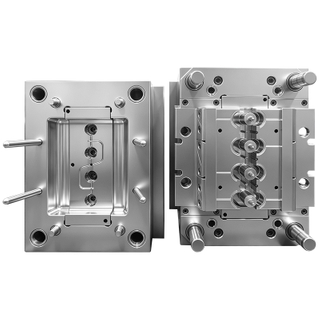 Molde de plástico de inyección de conector recto de cavidad pulida con puerta submarina de acero PP S136 HRC48-52